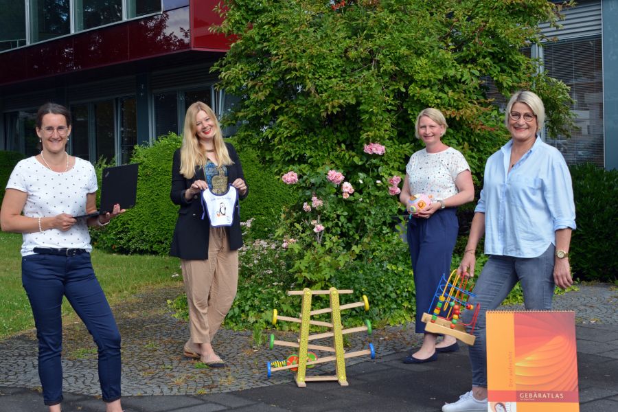 Kennen und beantworten die Fragen junger Eltern – v.l.: Michaela Jeske, Jessica Nolte, Ina Gerken, Antje Golz-Cruse. Bild: Kreis Paderborn, Presse- und Öffentlichkeitsarbeit, Meike Delang